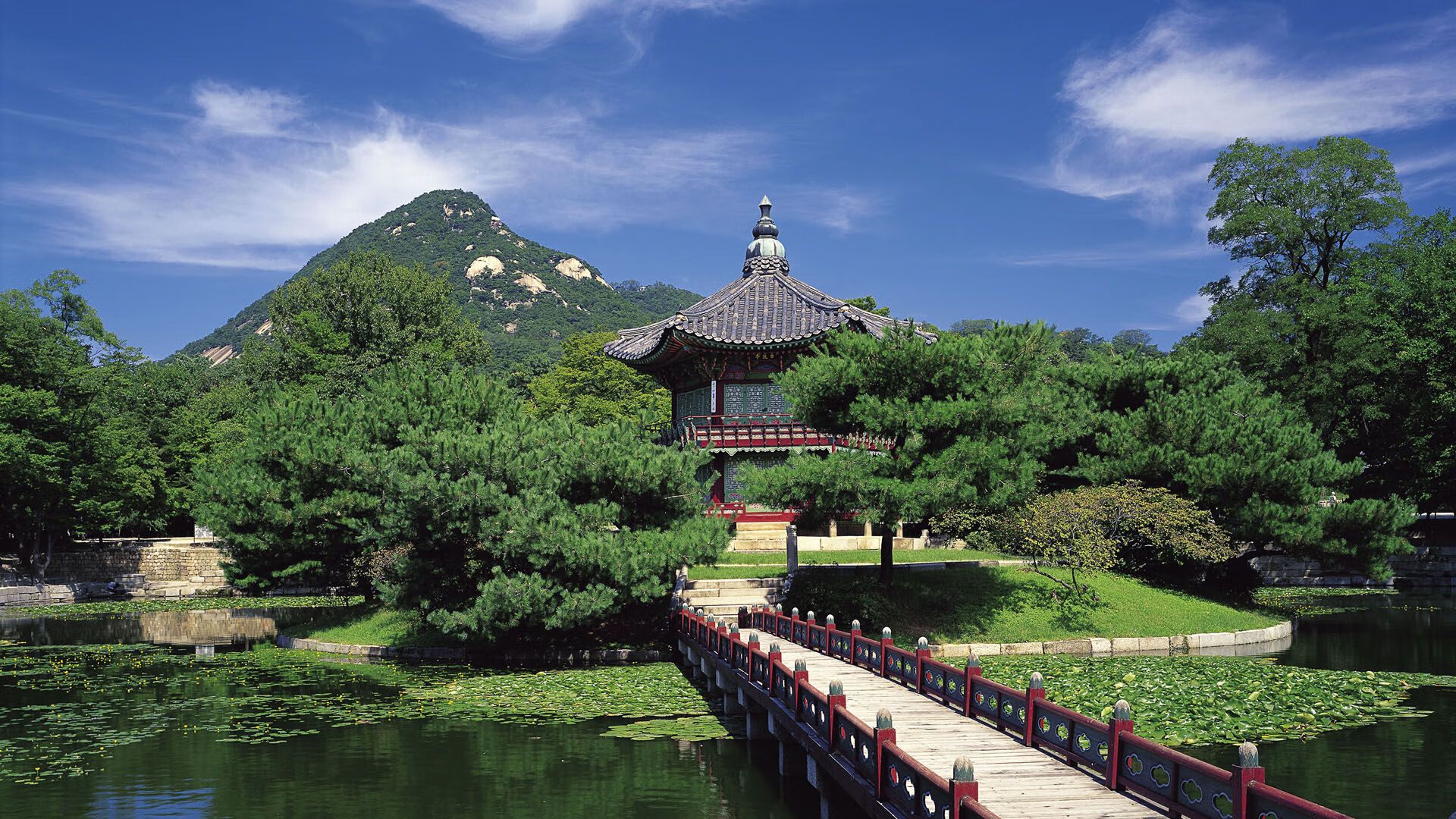 中国足球裁判队伍国际交流合作不断深化，判罚水平逐步接轨国际标准